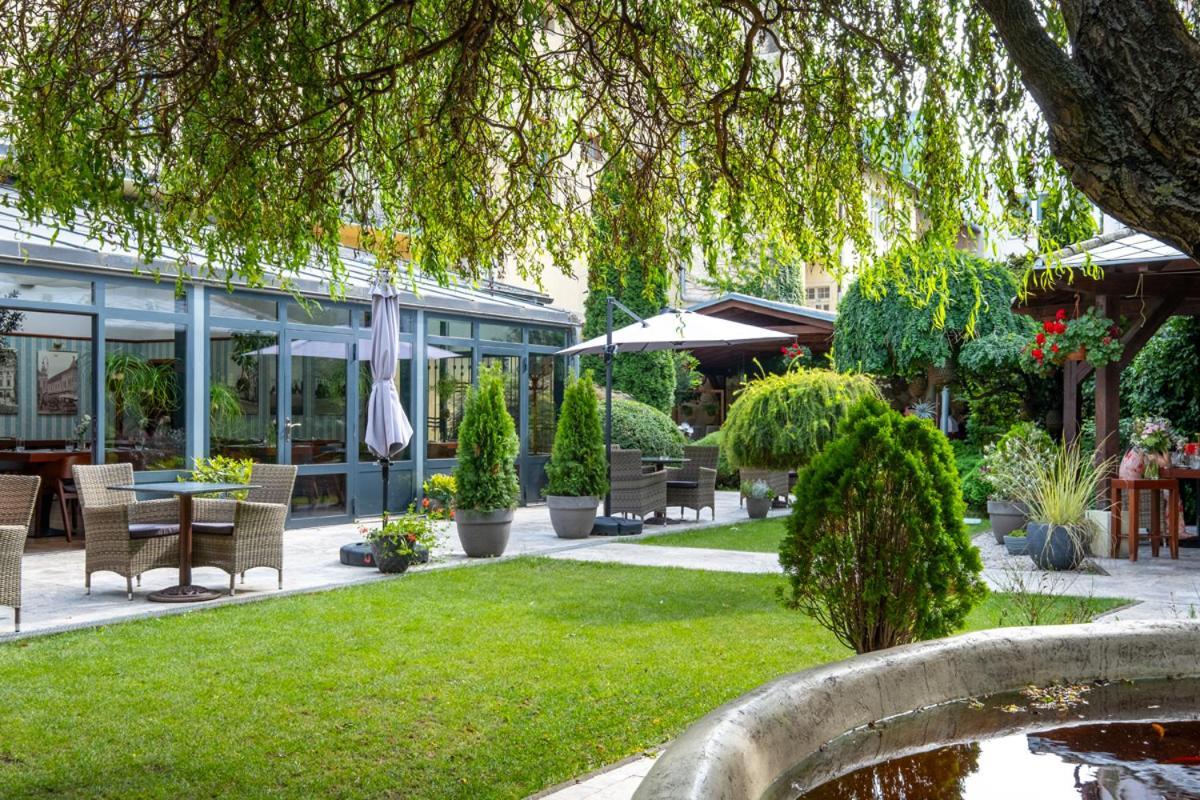 Hotel Golden Eagle Levice Exterior photo